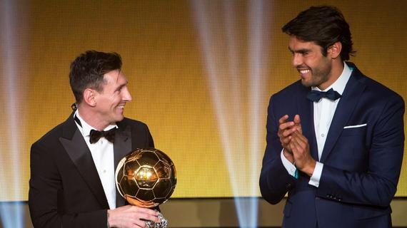 2007年世界足球先生卡卡给梅西颁奖