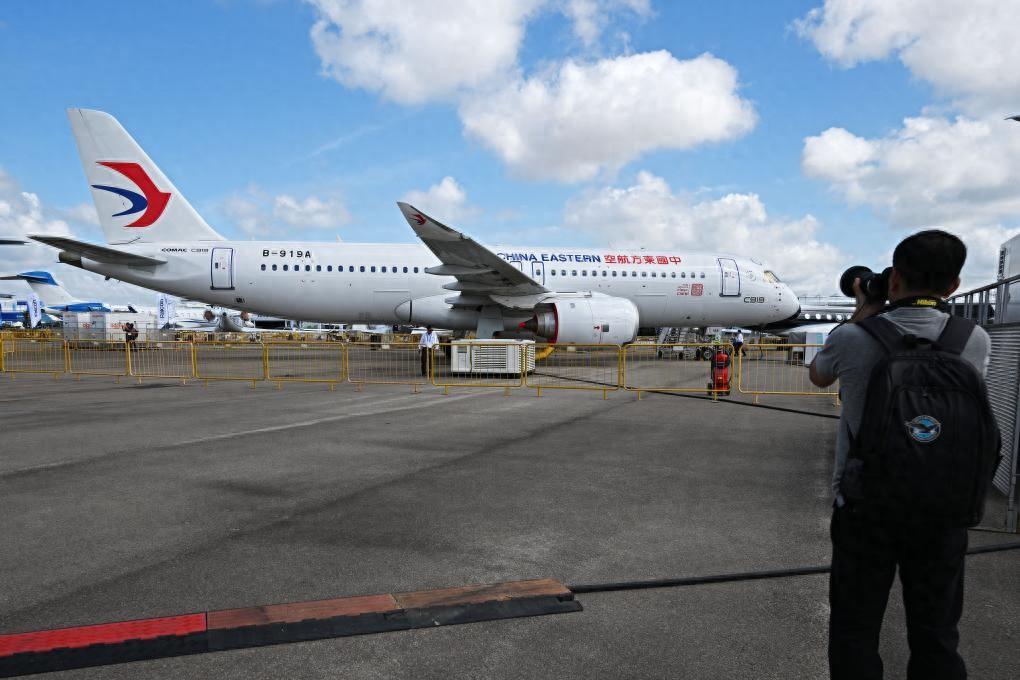由中国商飞公司研发制造并已交付印尼翎亚航空的ARJ21客机也引来众多参观者
